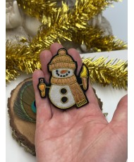 Broche artisanale bonhomme de neige brodée à la main pour Noël