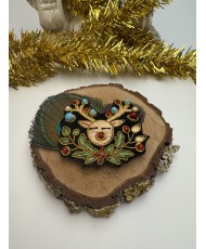 Broche artisanale renne de Noël brodée à la main, parfaite pour les fêtes.