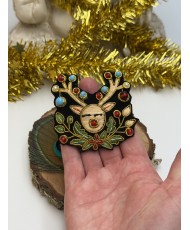 Broche artisanale renne de Noël brodée à la main, parfaite pour les fêtes.