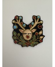 Broche artisanale renne de Noël brodée à la main, parfaite pour les fêtes.