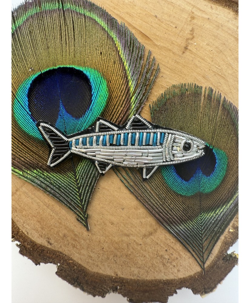 Broche maquereau brodée à la main, bijou textile poisson original inspiré de la mer Broche maquereau brodée à la main, bijou textile poisson original inspiré de la mer