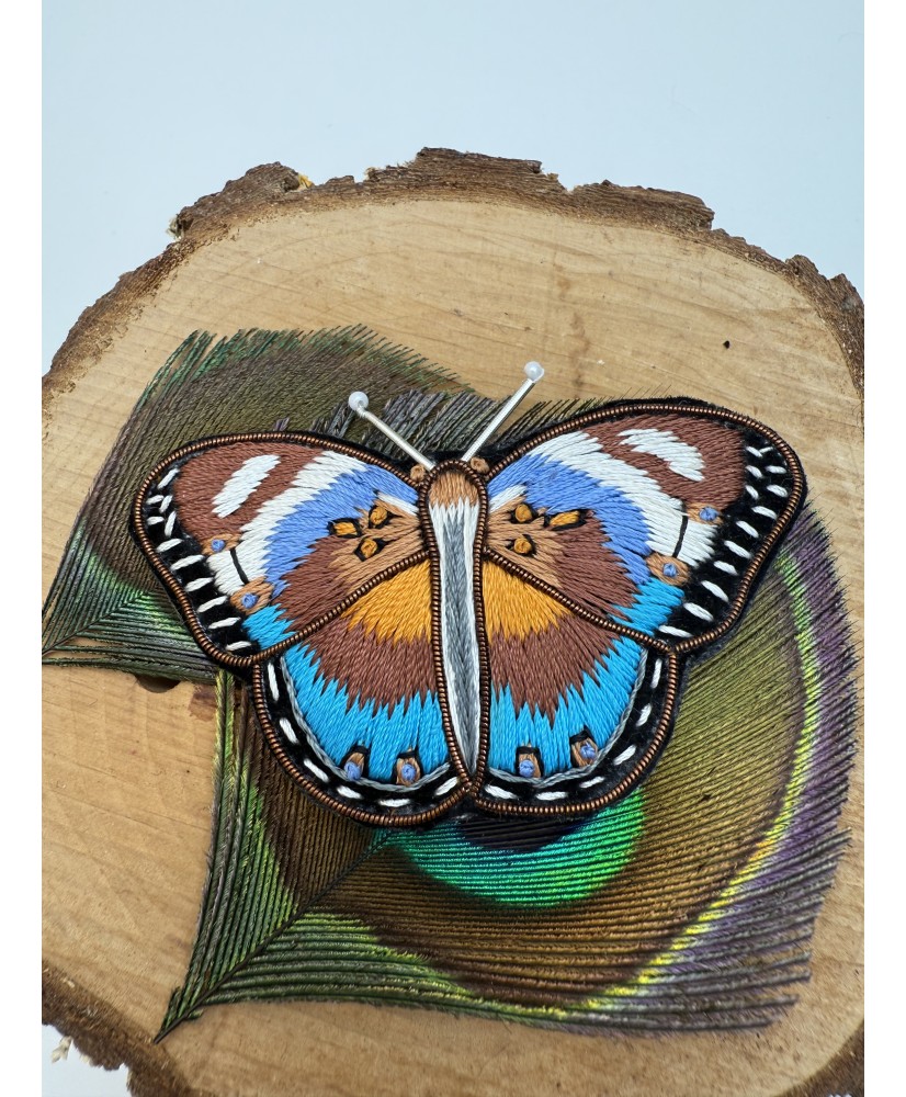 Broche papillon brodée à la main, bijou textile fait main inspiré de la nature Broche papillon brodée à la main, bijou textile fait main inspiré de la nature