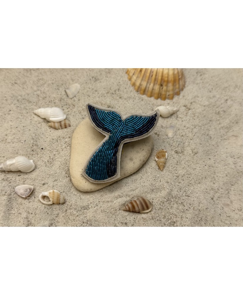Broche artisanale queue de baleine brodée à la main, bijou marin Broche artisanale queue de baleine brodée à la main, bijou marin
