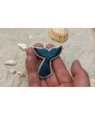 Broche artisanale queue de baleine brodée à la main, bijou marin