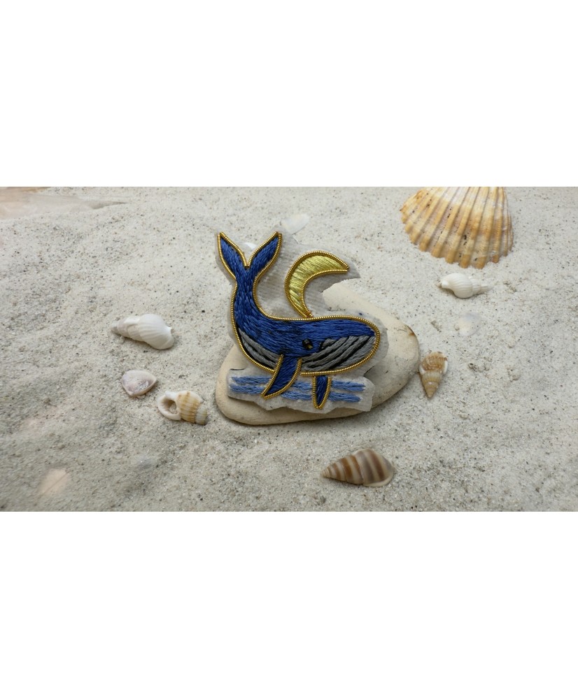 Broche baleine brodée main en fil d’artisanat