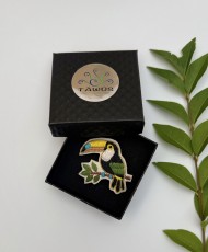 Broche artisanale toucan brodée à la main, bijou tropical chic et coloré