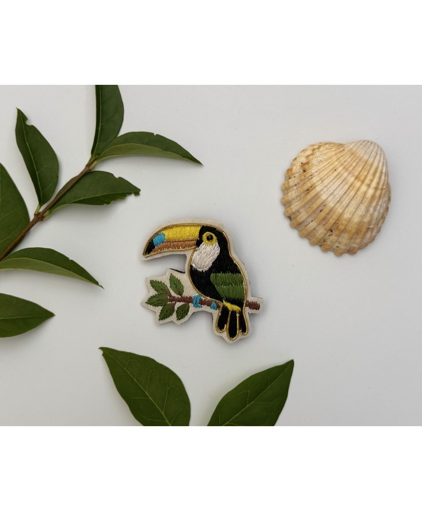 Broche artisanale toucan brodée à la main, bijou tropical chic et coloré Broche artisanale toucan brodée à la main, bijou tropical chic et coloré
