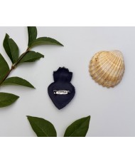 Broche artisanale cœur flamme avec œil bleu brodée à la main, bijou
