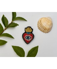 Broche artisanale cœur flamme avec œil bleu brodée à la main, bijou