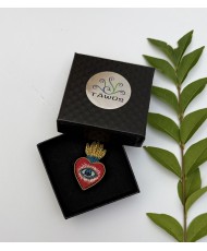 Broche artisanale cœur flamme avec œil bleu brodée à la main, bijou