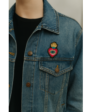 Broche artisanale cœur flamme avec œil bleu brodée à la main, bijou
